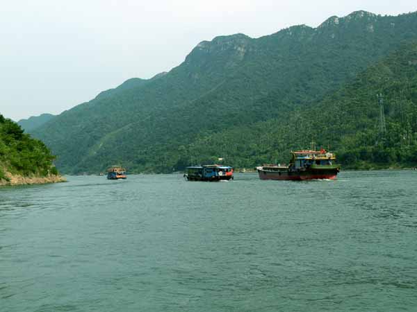 飛來(lái)峽漂流景區(qū)