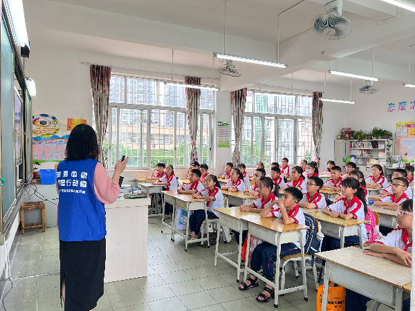 6月15日上午，連州分局工作人員到燕喜小學(xué)小學(xué)進(jìn)行低碳日宣講活動(dòng) (2).jpg