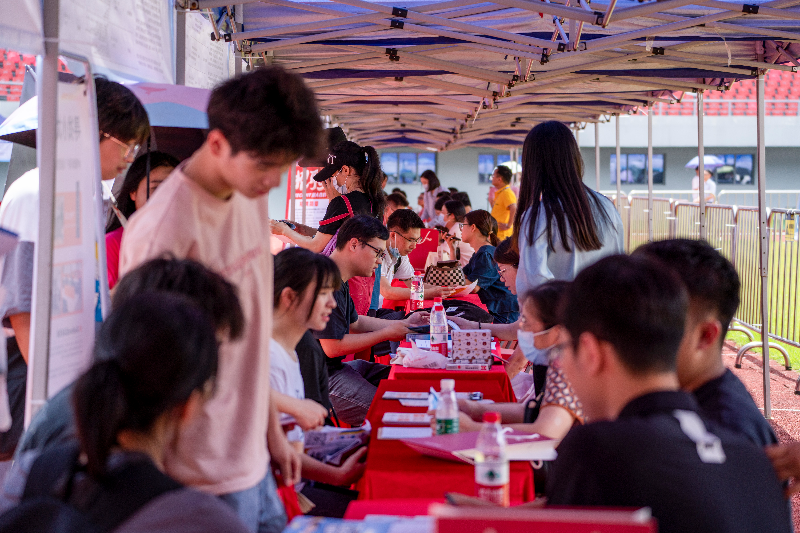 圖片一  20231021001-2023年5月27日，清遠市舉辦2023年廣東省粵北片區(qū)“穩(wěn)就業(yè)促發(fā)展”大型招聘活動，現(xiàn)場前來咨詢的求職者絡繹不絕。.jpg