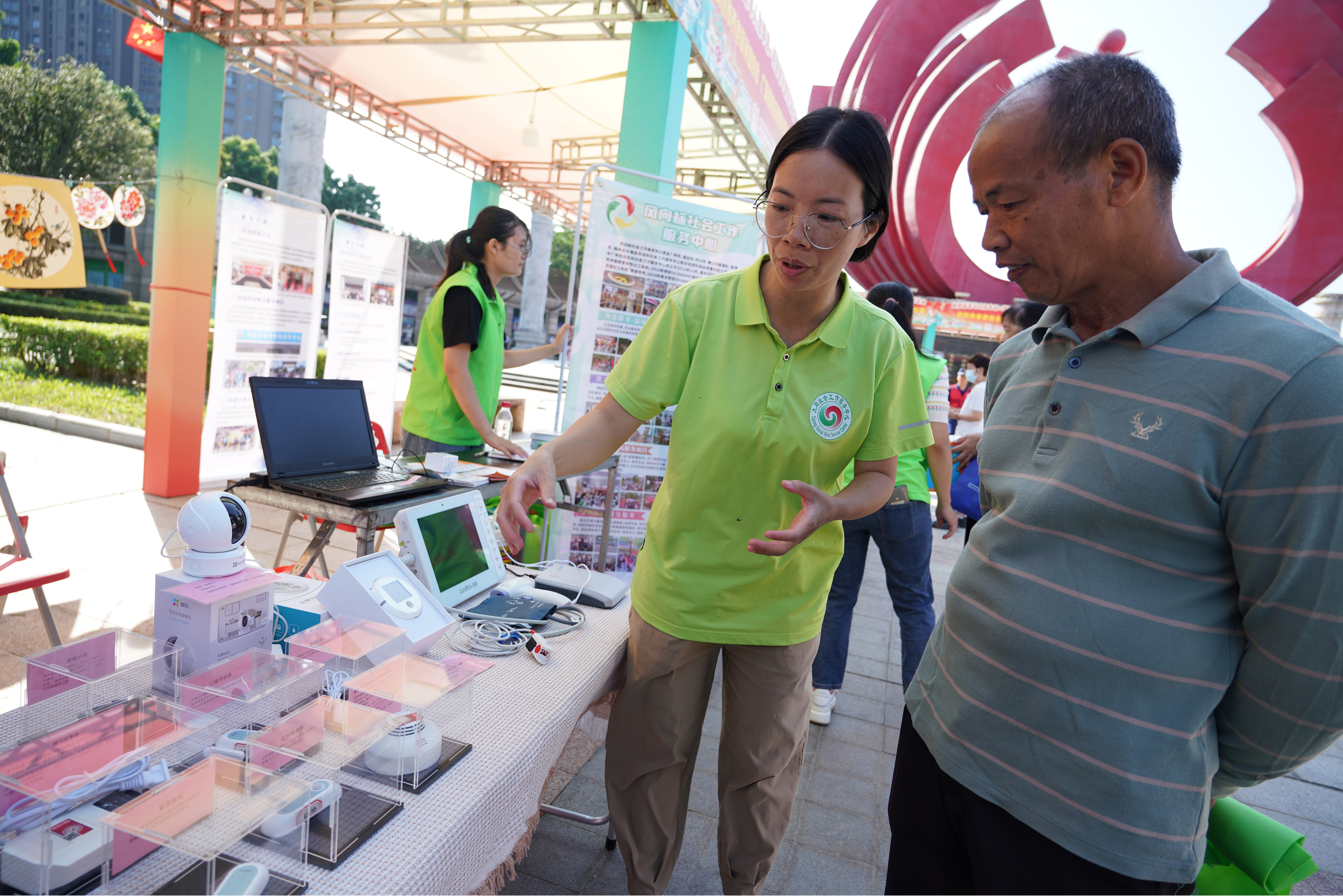 市民逛適老化產(chǎn)品展，了解涉老政策和體驗養(yǎng)老服務(wù)。清遠日報記者 劉淑芳 攝 劉淑芳 攝 劉淑芳 攝