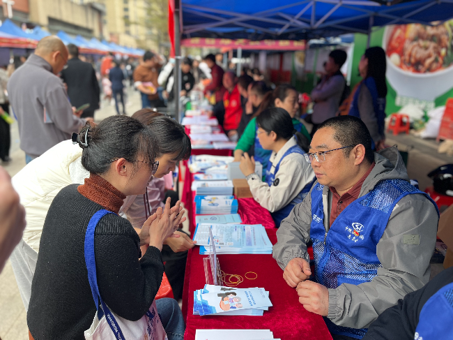 春風(fēng)送暖促就業(yè)，社保護(hù)航惠民生——清遠(yuǎn)市社保局開展“南粵春暖 社保護(hù)航”志愿服務(wù)活動(dòng)